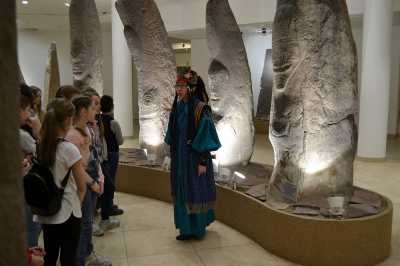 Школьники совершают путешествие в древнюю Хакасию