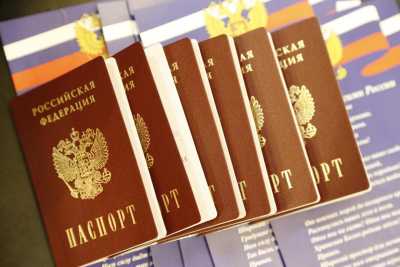 Глава Хакасии вручит паспорта лучшим школьникам