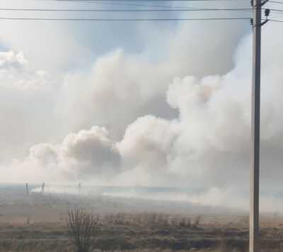 Огонь угрожает постройкам в Усть-Абаканском районе