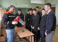 Студент 2-го курса Руслан Леготин, обучающийся на мастера по ремонту и обслуживанию инженерных систем ЖКХ, объясняет старшеклассникам, как пользоваться труборезом. 