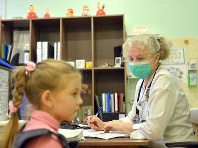 В приёмном отделении врач-педиатр Ольга Тортумашева принимает на госпитализацию заболевшего ребёнка. 