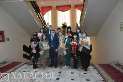 Отличившиеся жители Хакасии получили из рук главы региона госнаграды