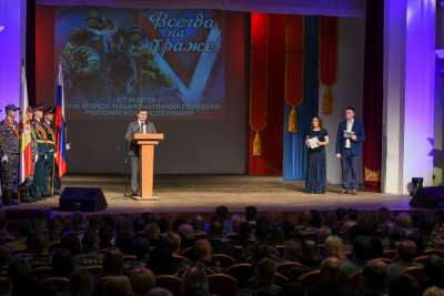 Глава Хакасии наградил отличившихся сотрудников национальной гвардии