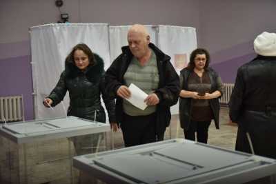 На выборах в Хакасии члена участковой избирательной комиссии отстранили за нарушение