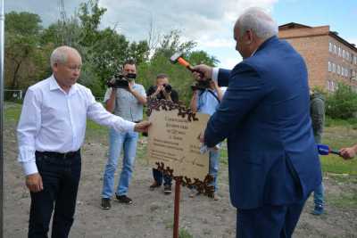 В селе Аскиз глава Хакасии Виктор Зимин забил первый колышек на месте строительства будущего детского сада