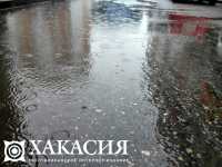 В Абакане устраняют последствия потопа после 15-минутного ливня
