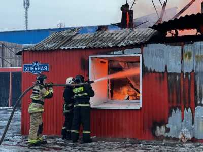 Причина крупного пожара на складе в Абакане ещё не установлена