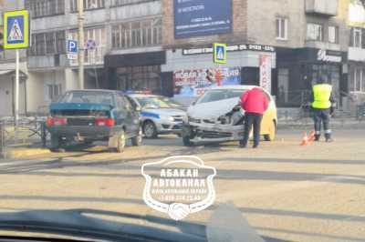 Два водителя устроили аварию на абаканском перекрестке