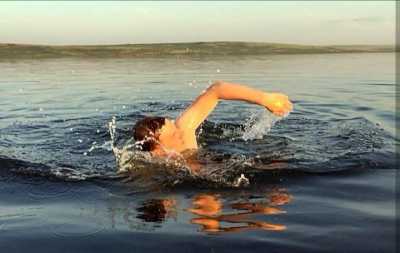 Глава Хакасии тоже спасается от жары в озере