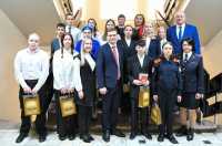 Глава Хакасии вручил паспорта молодым гражданам России