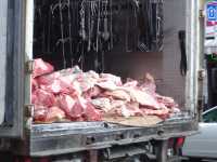 На пути в Абакан арестовали фуры с сомнительным мясом и колбасой