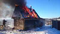 Четыре бани, дачный домик и надворные постройки спасали от огня в Хакасии