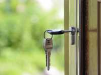 Молодые жители Черногорска получили ключи от новых квартир