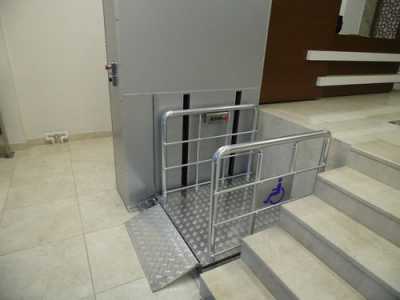 В абаканском магазине для инвалидов установили подъемную платформу