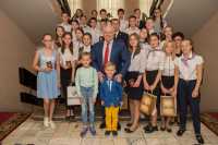 Виктор Зимин вручил паспорта лучшим школьникам республики в День России
