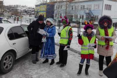 В Хакасии автомобилистов тормозил праздничный экипаж ДПС с полицейской Снегурочкой