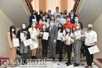 Глава Хакасии наградил талантливую молодёжь республики