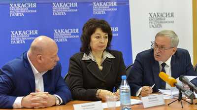 Владимир Костюш (справа): сегодня в Хакасии не хватает 640 медицинских специалистов. 