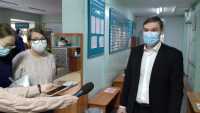 Валентин Коновалов пообщался с пациентами в распределительном центре