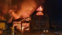 Огонь охватил жилой дом в Красном Абакане
