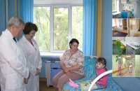 Владимир Костюш и Татьяна Курбатова навестили одну из первых пациенток детской инфекционной больницы — трёхлетнюю Ксюшу. 