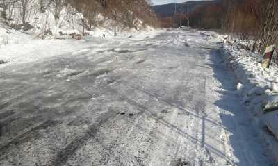 В Хакасии участок дороги покрылся коркой льда