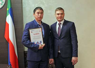 Анатолий Мамышев принимает поздравления от главы Хакасии. 
