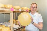 «Изготовление сыра — процесс постепенный. Выдержка требуется не только сыру, но и мастеру», — уверен Денис Гурин. 