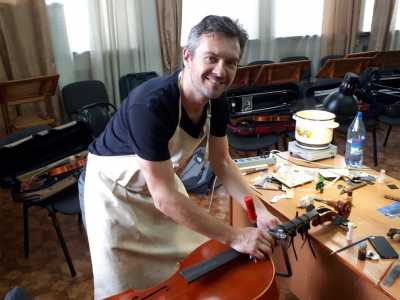 Мастер из Италии реставрирует инструменты для хакасской филармонии
