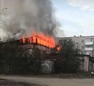 В Сети появилось видео горящих гаражей в Черногорске